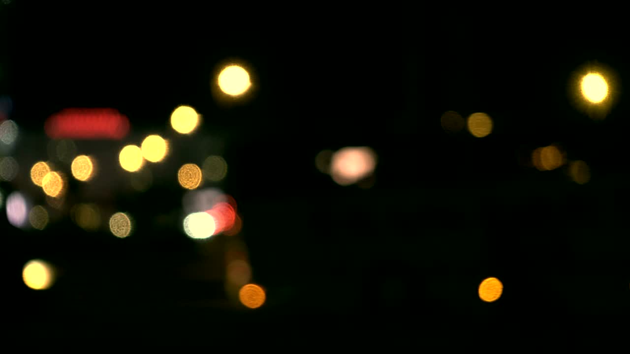 luces desenfocadas calle de los ángeles resumen. fondo borroso de la ciudad. círculos de bokeh en movimiento del tráfico nocturno.