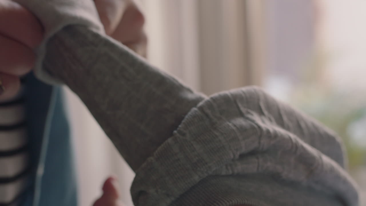 가까운 어머니와 아기 옷을 입는 유아를 돌보는 부드러운 엄마 가정에서 아기를 돌보는 모성애를 즐기는