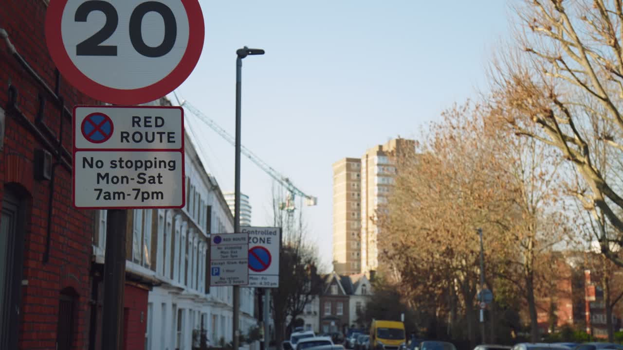 최대 속도 제한은 시간당 20 마일입니다, 교통 표지판은 4k로 표시됩니다.
