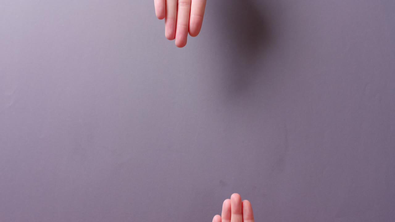 백인 사람들의 손이 회색 배경에 혈액 방울을 들고 복사 공간, 느린 동작