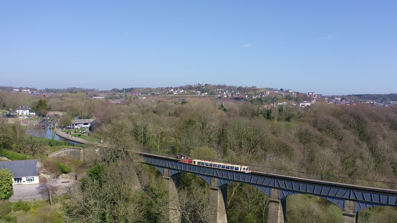 un barco estrecho que cruza el acueducto pontcysyllte famoso diseñado por thomas telford, ubicado en la hermosa campiña galesa, famosa ruta del canal