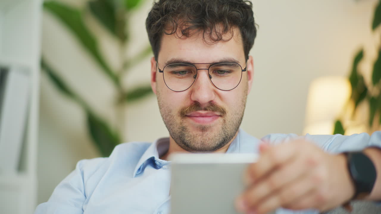 fotografía de cerca de un hombre trabajando y comprando en línea