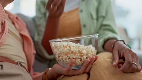 manos, relajarse y la gente con palomitas de maíz en el sofá
