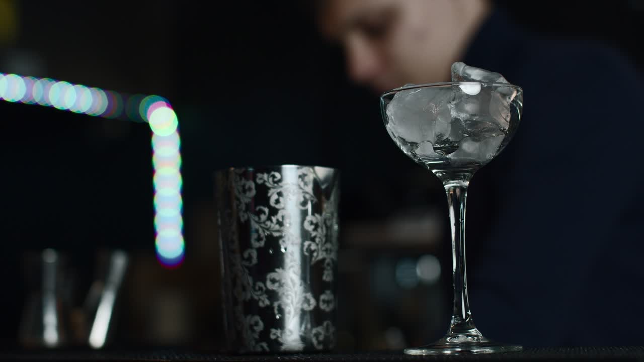 En bartender, der laver en cocktail