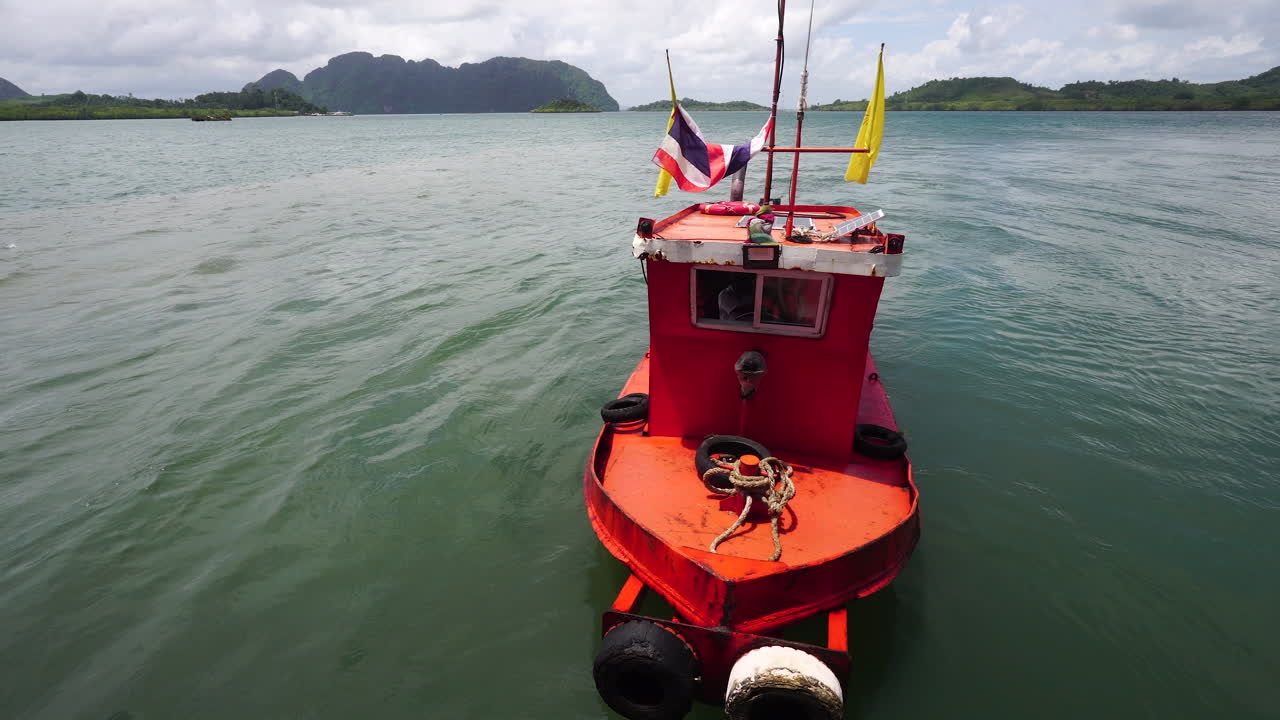 un buque de apoyo del ferry ayuda a mantener la alineación del ferry con la costa durante los procesos de carga o descarga en koh samui, tailandia - de cerca
