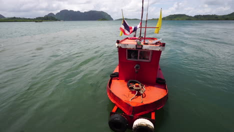 Ein-Fährunterstützungsschiff-Hilft-Dabei,-Die-Ausrichtung-Der-Fähre-Mit-Der-Küste-Während-Des-Lade--Oder-Entladevorgangs-In-Koh-Samui,-Thailand,-Aus-Nächster-Nähe-Aufrechtzuerhalten