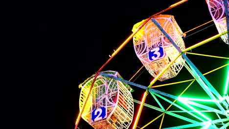gente jugando a la rueda de la ferris en el parque por la noche, tailandia