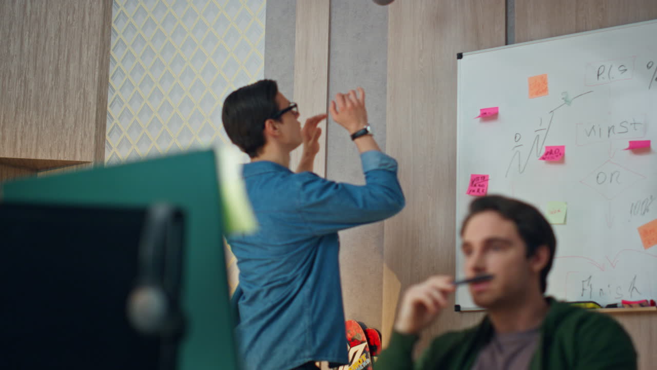 los chicos de la startup hablando juntos en la oficina de cerca. dos colegas crisis creativa