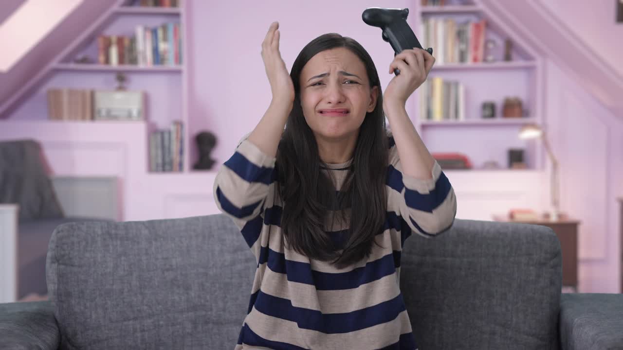 슬픈 인디언 소녀가 비디오 게임을 잃습니다.