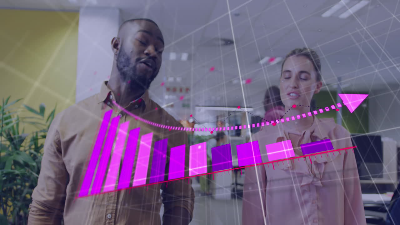 animación de flecha en gráficos de barras sobre diversos compañeros de trabajo discutiendo mientras caminan en la oficina