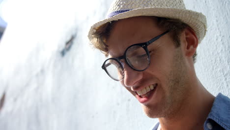 de cerca de hipster está mirando algo y sonriendo