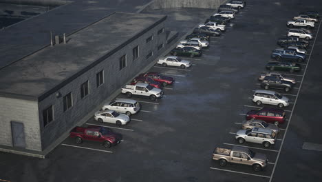 estacionamiento vacío frente a un edificio comercial