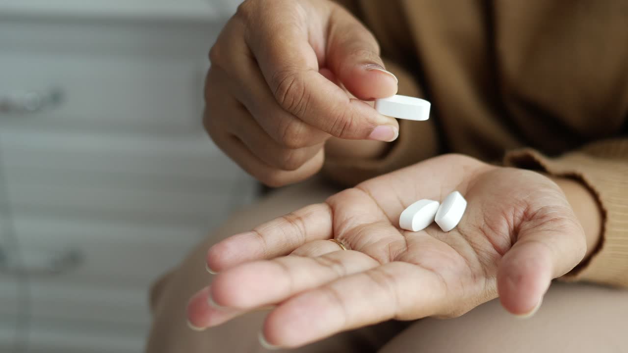 mujer tomando pastillas
