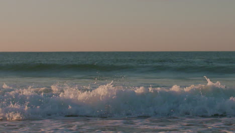 Pequeñas-Olas-Rompiendo-Durante-Un-Tranquilo-Amanecer-En-Luz,-Portugal