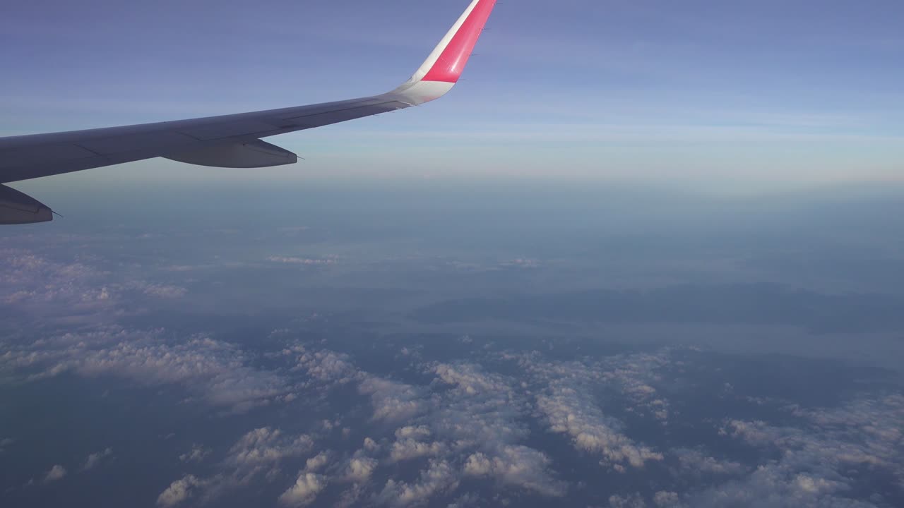 olhando para a asa e o céu de um avião 4k