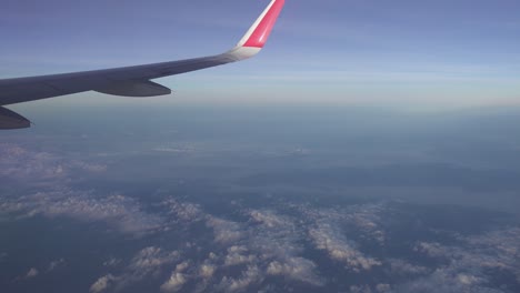 olhando para a asa e o céu de um avião 4k