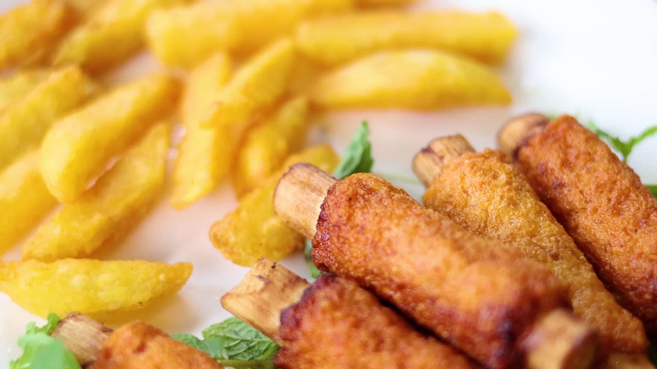 sirviendo costillas de cerdo con papas fritas en un plato