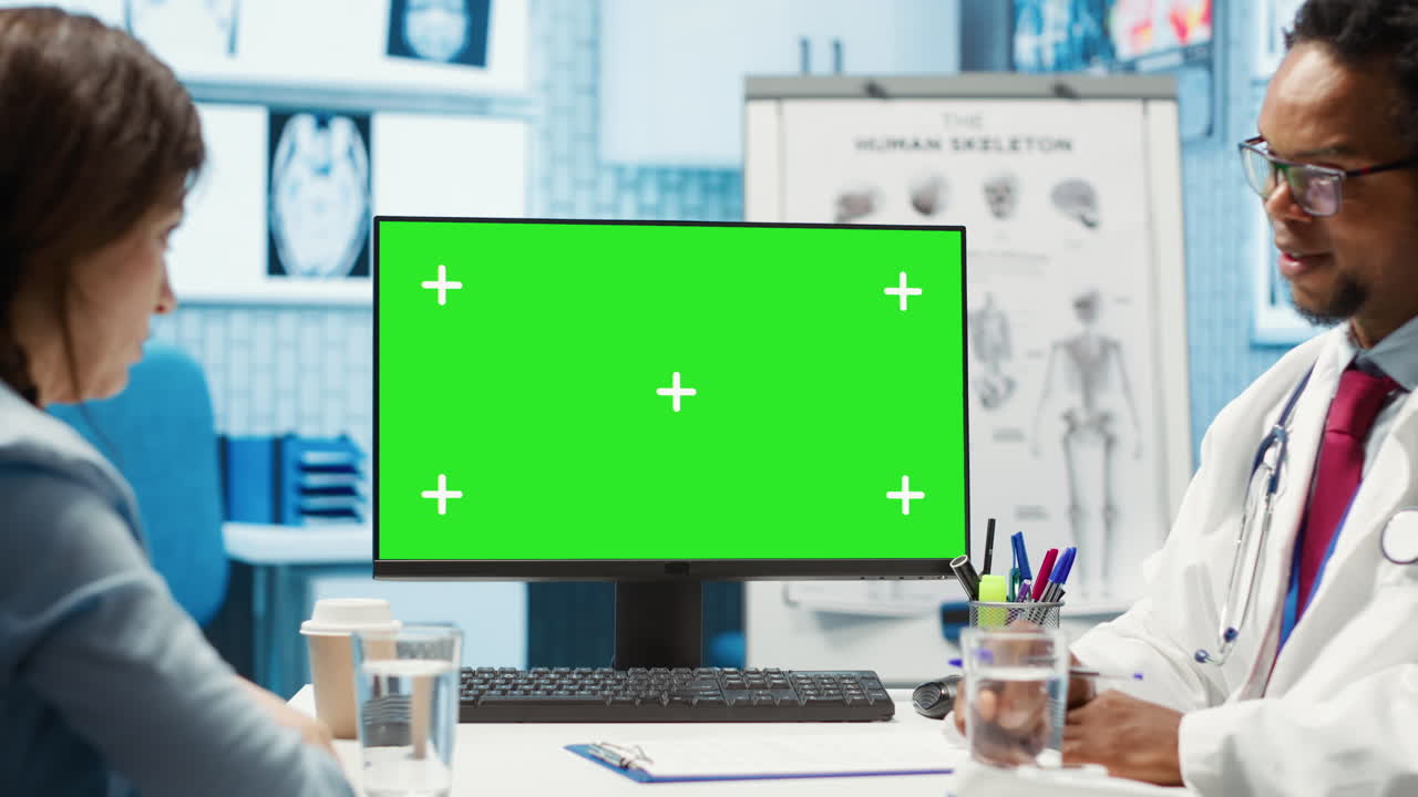 일반 의사가 고립된 크로마 키 에서 여성 환자를 상담하고 있습니다.