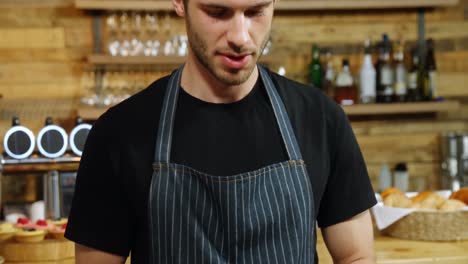 camarero masculino usando una tableta digital en el café 4k