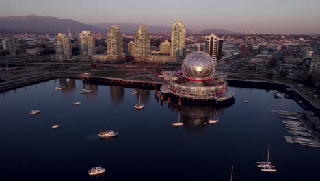 Wissenschaftswelt-Am-Ufer-Des-False-Creek-Bei-Sonnenuntergang,-Vancouver-In-Kanada