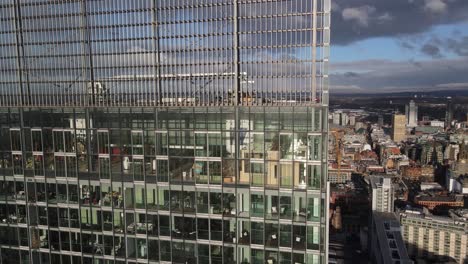 Vuelo-Aéreo-De-Drones-Alrededor-De-La-Azotea-De-La-Torre-Beetham-Que-Muestra-La-Suite-Del-ático-En-El-Centro-De-La-Ciudad-De-Manchester