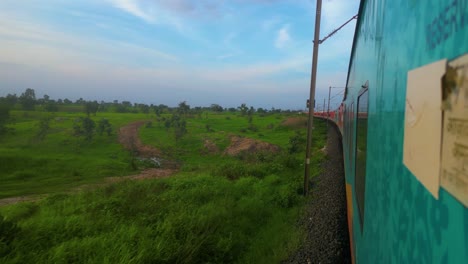 Ferrocarril-Indio-Hermoso-Viaje-Y-Clima-Increíble