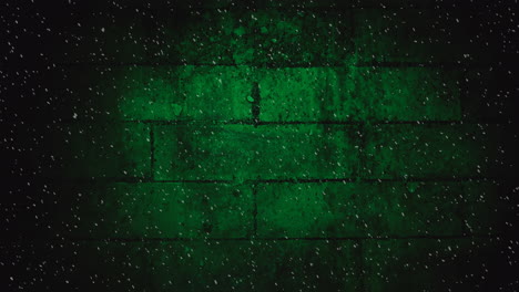 animación de paisajes de invierno nieve cayendo contra la pared de ladrillo verde