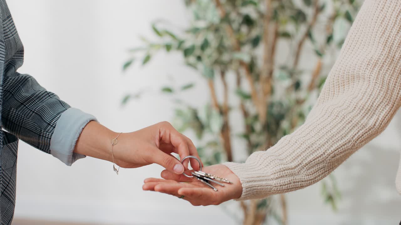 manos entregándose unas a otras las llaves de apartamentos, casas, agentes inmobiliarios, corredores, inquilinos, venta, alquiler