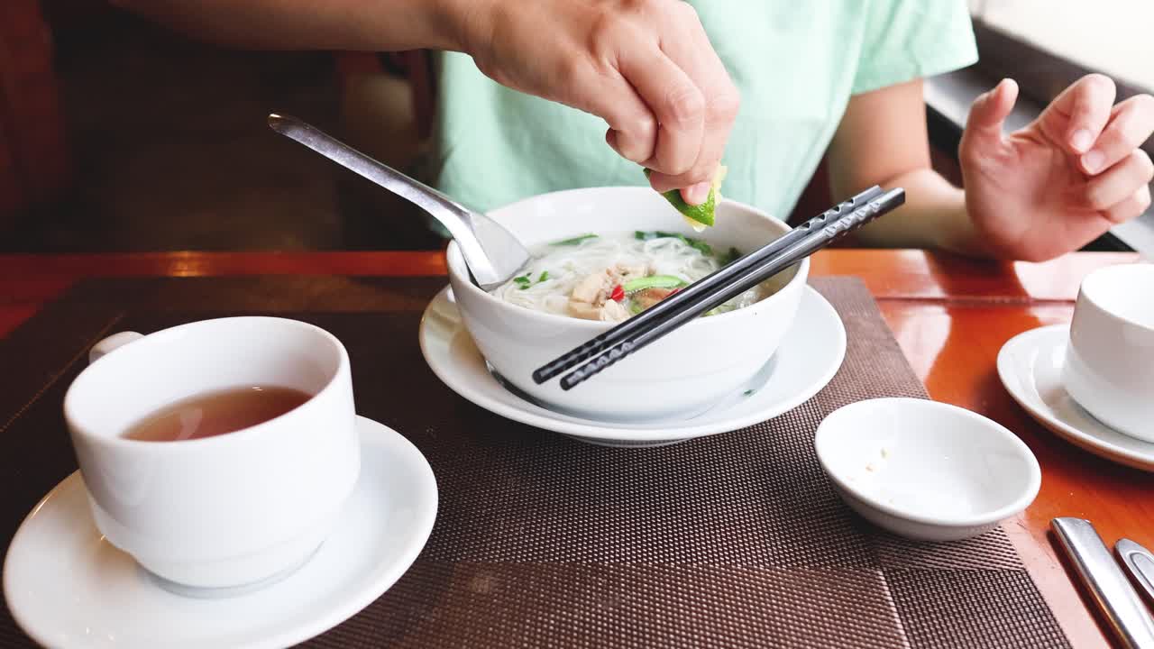 베트남 포에 레몬을 는 사람