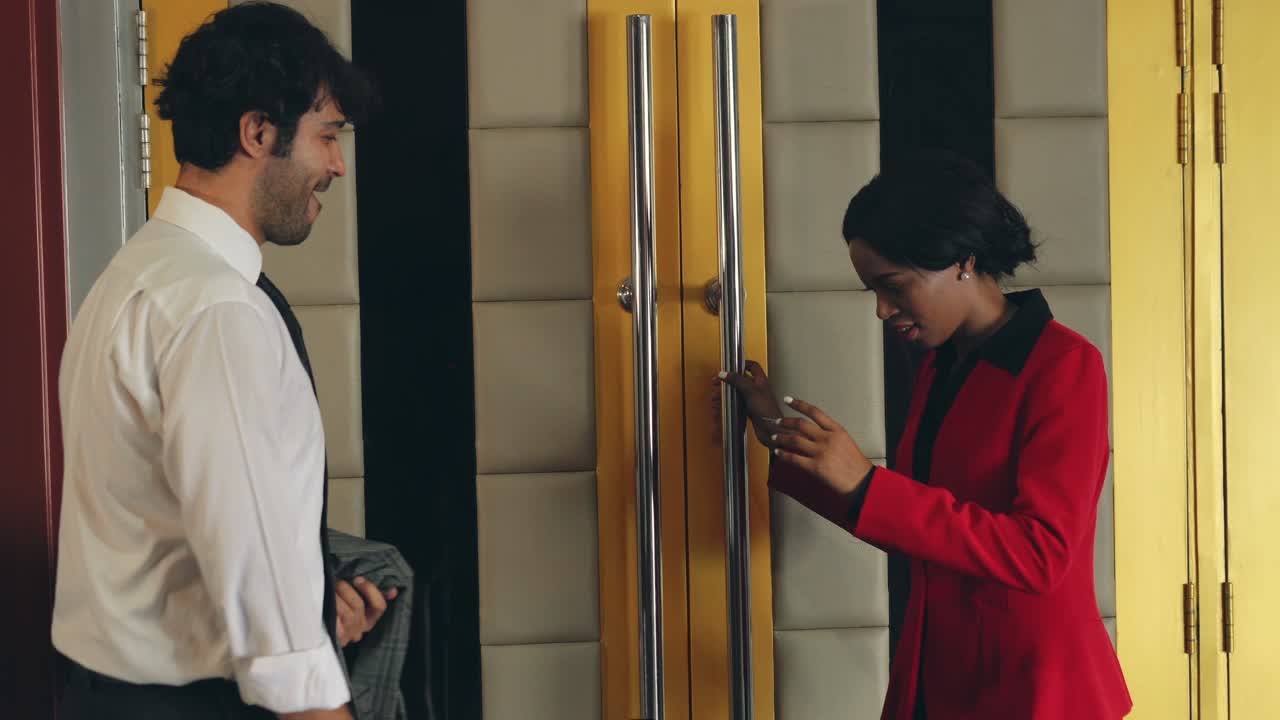 el personal femenino está de pie para comprobar el billete