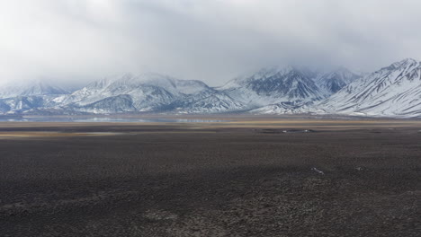 Wolken-über-Der-östlichen-Sierra-Nevada-bergkette-In-Kalifornien,-Usa,-Luftaufnahme-Einer-Natürlichen-Landschaft