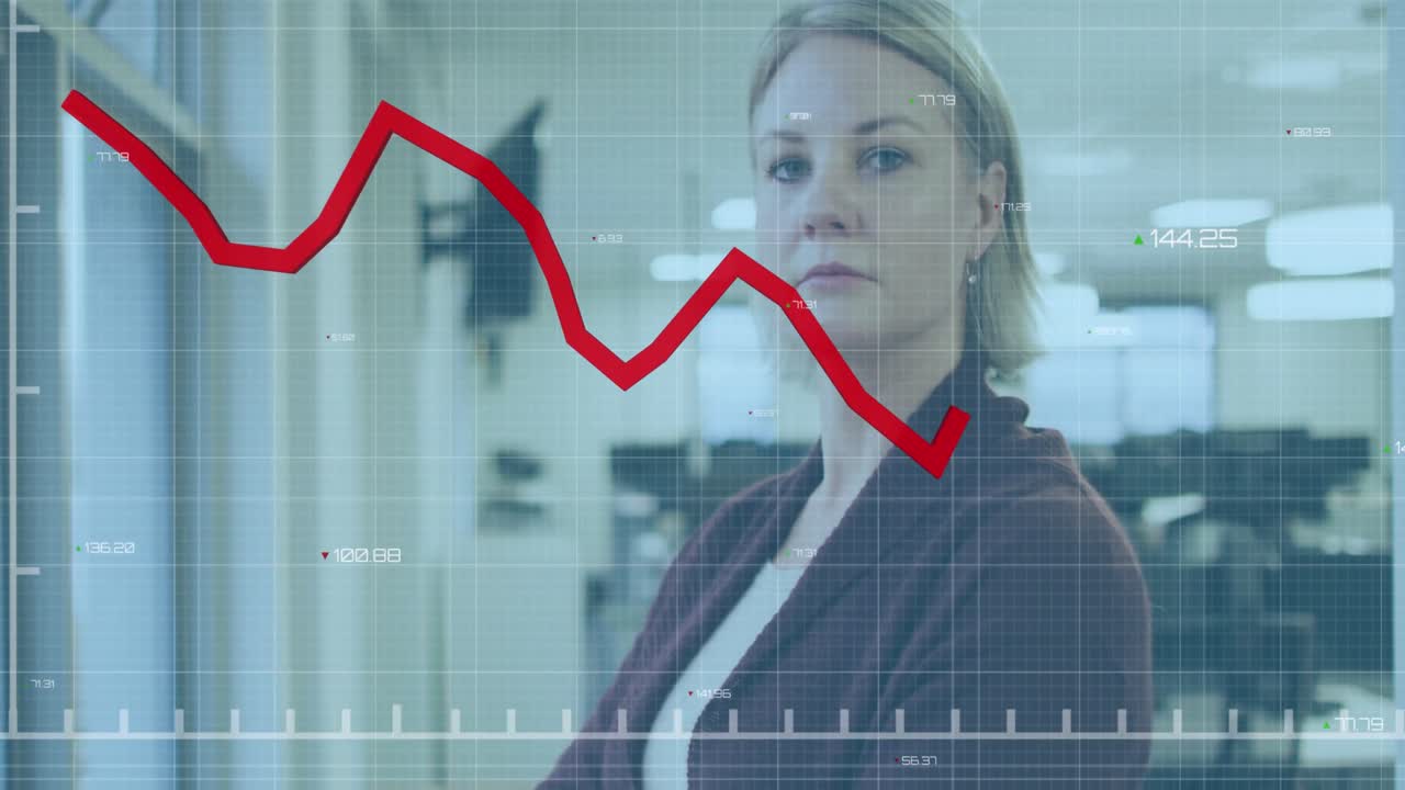 Animazione di elaborazione dati statistici su ritratto di donna caucasica che sorride in ufficio.