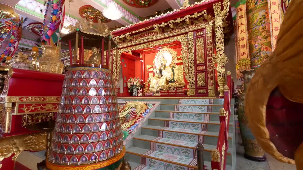 antigua estatua de dios santo chino, de cerca