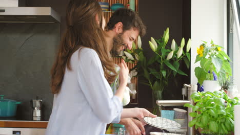 una alegre pareja de jóvenes divirtiéndose