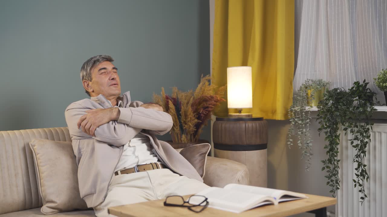 ⁇ 은이가 카메라를 안아줍니다.