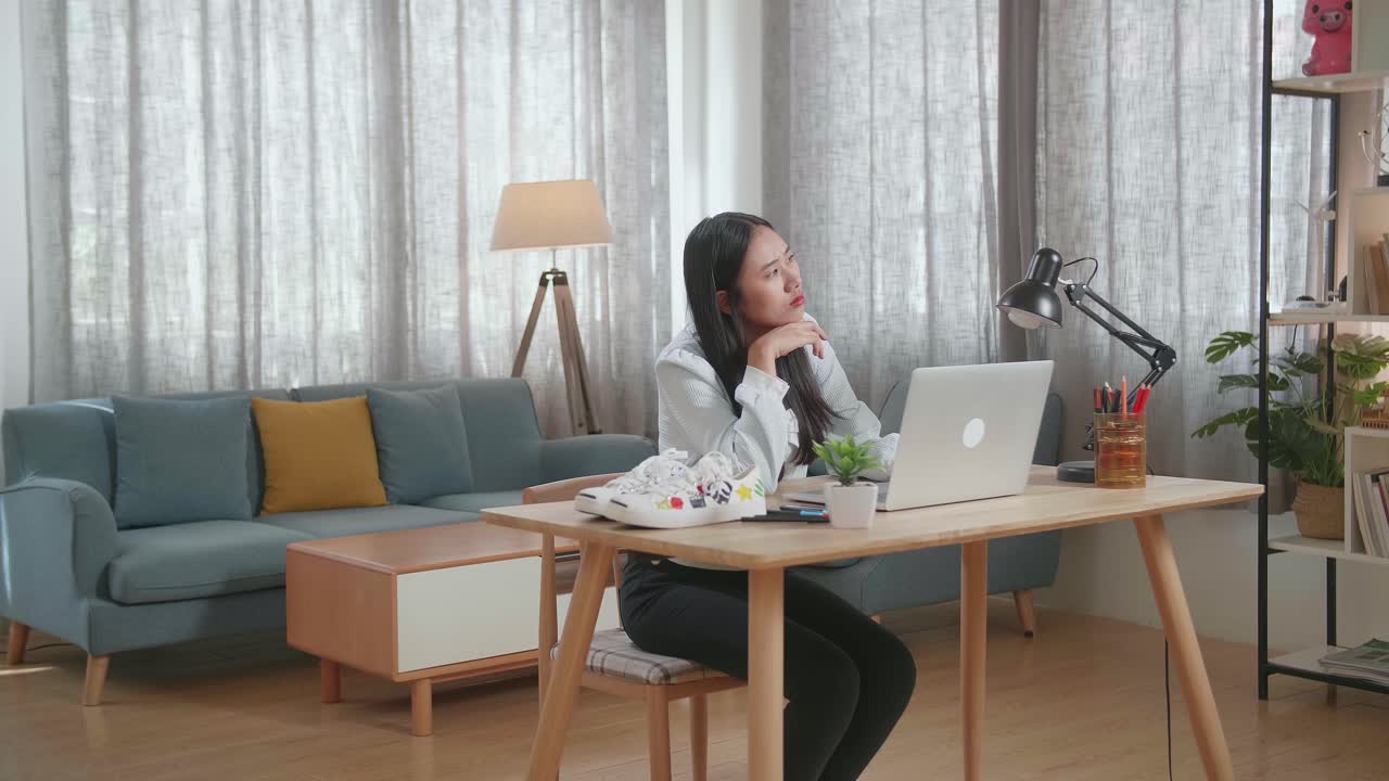 가정 사무실에서 노트북으로 일하는 여성