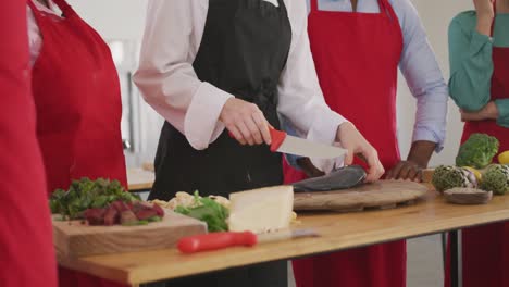 chef cortando un pescado