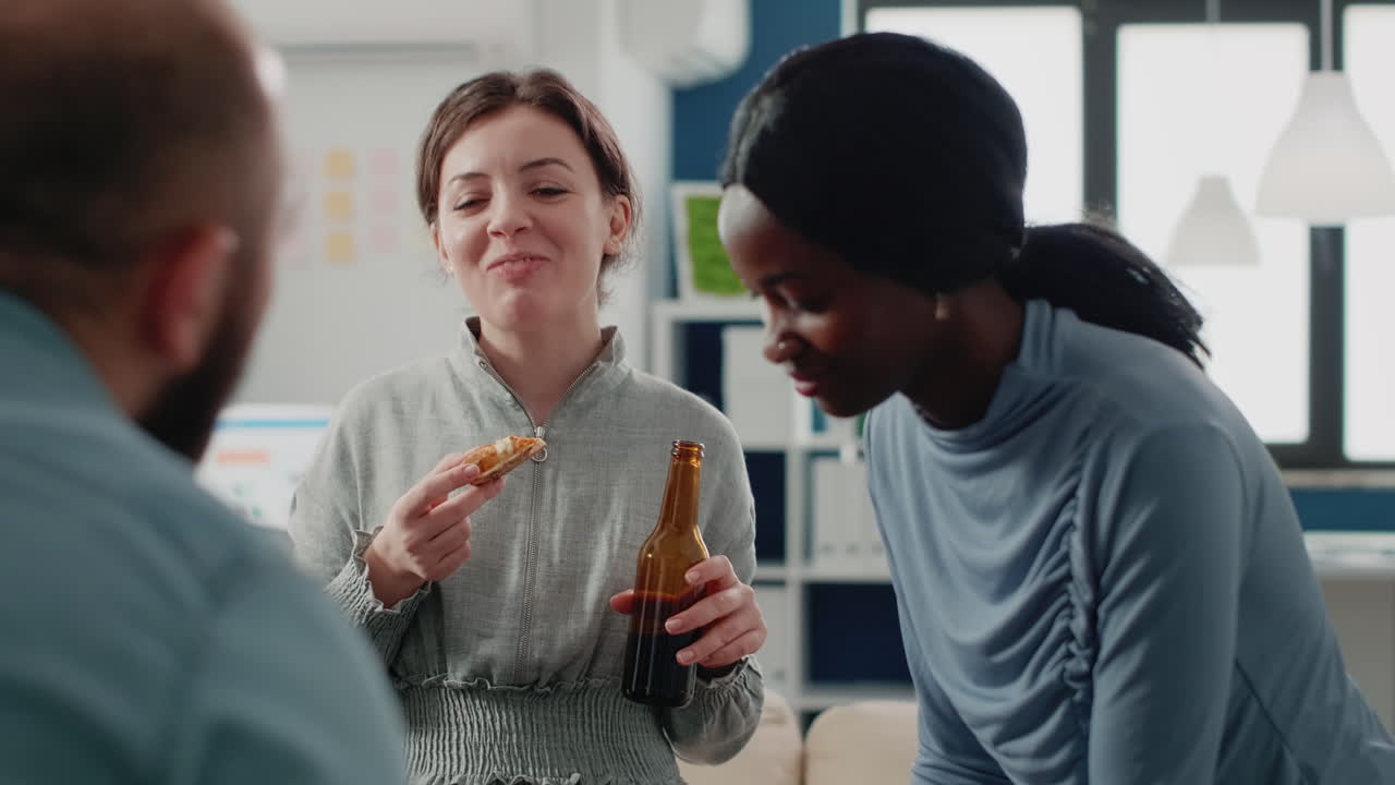 Grupo de colegas se divertindo com bebidas depois do trabalho