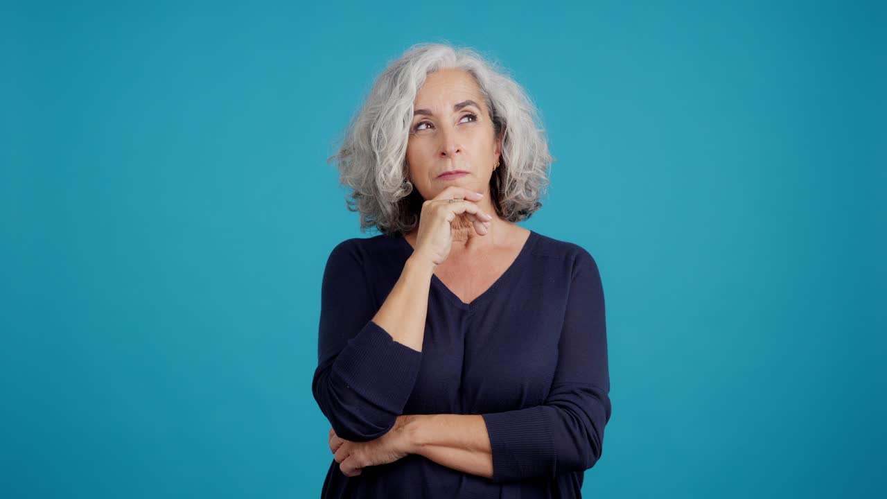 una mujer anciana y atenciosa.