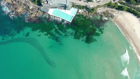 toma aérea de drones de olas rompiendo en bondi icebergs rockpool