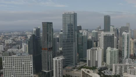 vista aérea del centro de miami que muestra varios edificios moviéndose de derecha a izquierda