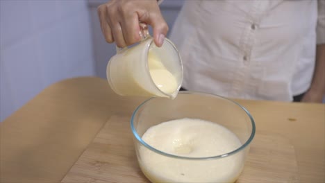 Mujer-Sirviendo-Leche-Condensada-En-Un-Recipiente-A-120-Fps.