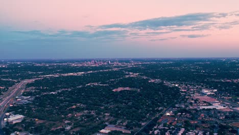 Hiperlapso-De-Drones-Al-Atardecer-Nublado-En-San-Antonio,-Texas,-Junto-A-La-Vía-Rápida