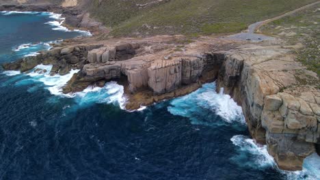 Drone-Aéreo-Dando-Vueltas-Alrededor-De-Material-De-Archivo-De-La-Brecha,-Albany,-Australia-Occidental