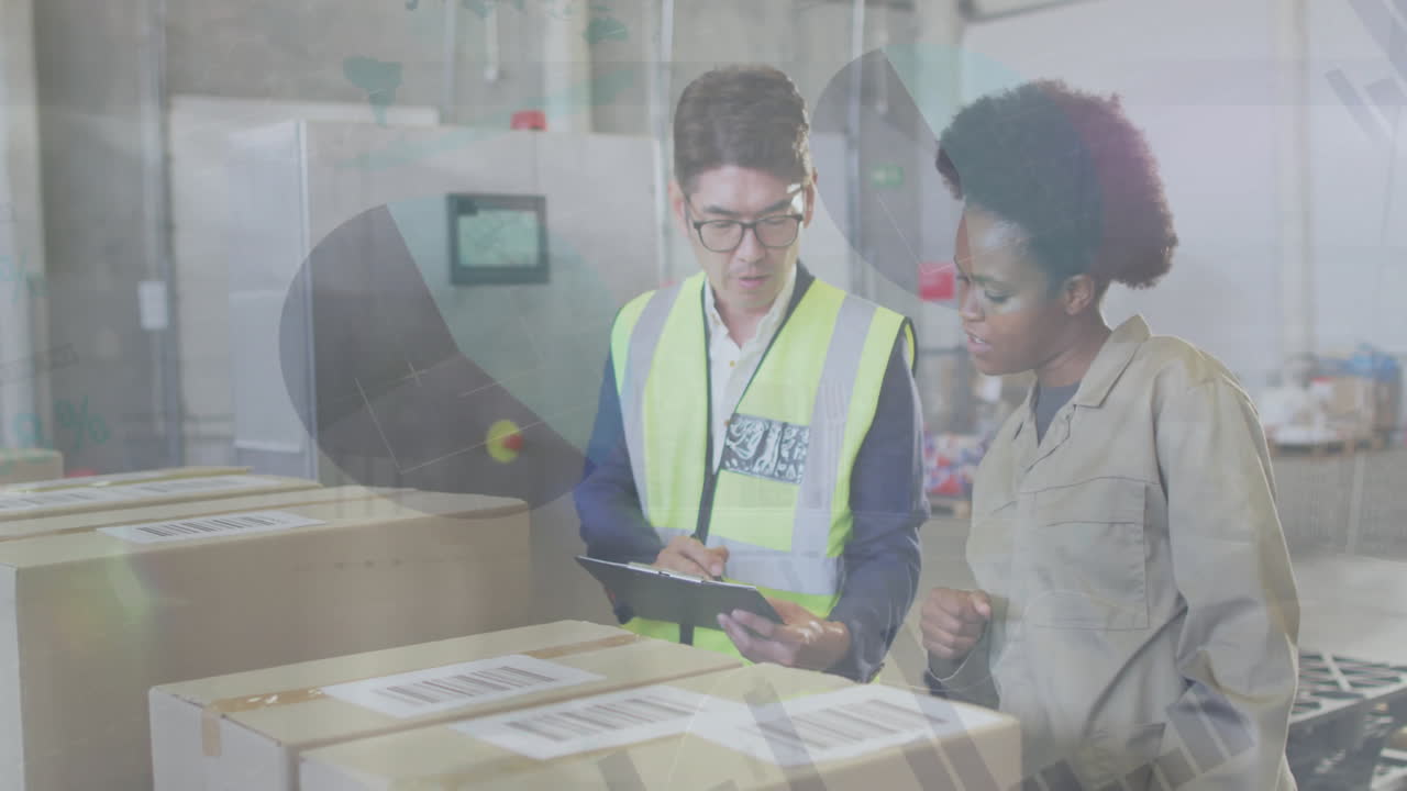 animación del procesamiento de datos financieros sobre diversos trabajadores en el almacén