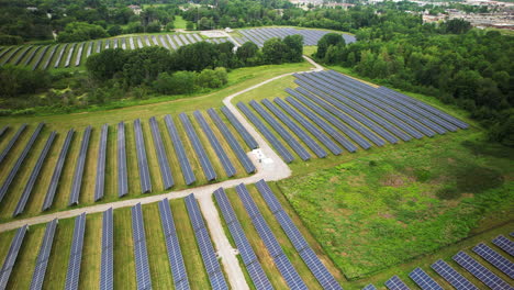 Luftaufnahmen-Einer-Großen-Solaranlage-Im-Mittleren-Westen