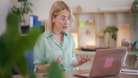 una mujer habla por videoconferencia con el equipo.
