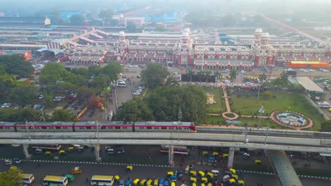 Vista-Aérea-De-1090-Chauraha-Gomti-Nagar,-Dr-Ambedkar-Dwar,-Metro-De-Lucknow-Y-La-Estación-De-Tren-De-Lucknow-Charbagh-Y-La-Ciudad-De-Lucknow