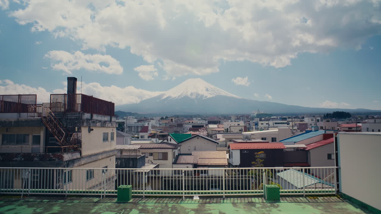 Vista del Fuji a través del lago Kawaguchiko con agua tranquila y reflejo