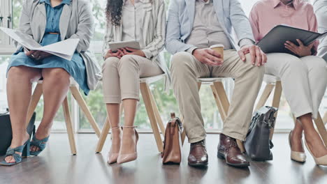 piernas, trabajadores y sala de espera para la contratación
